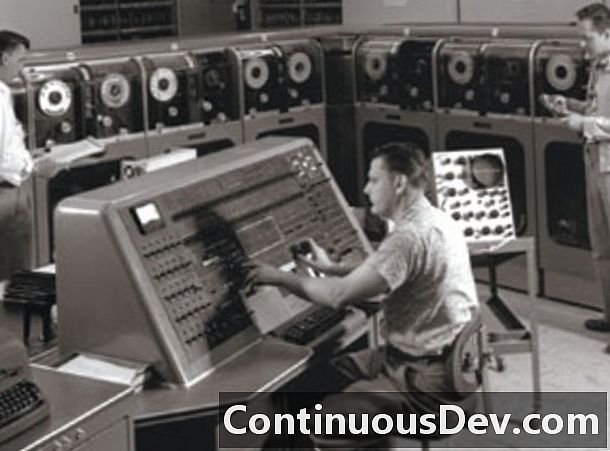 Универсальный автоматический компьютер (UNIVAC)